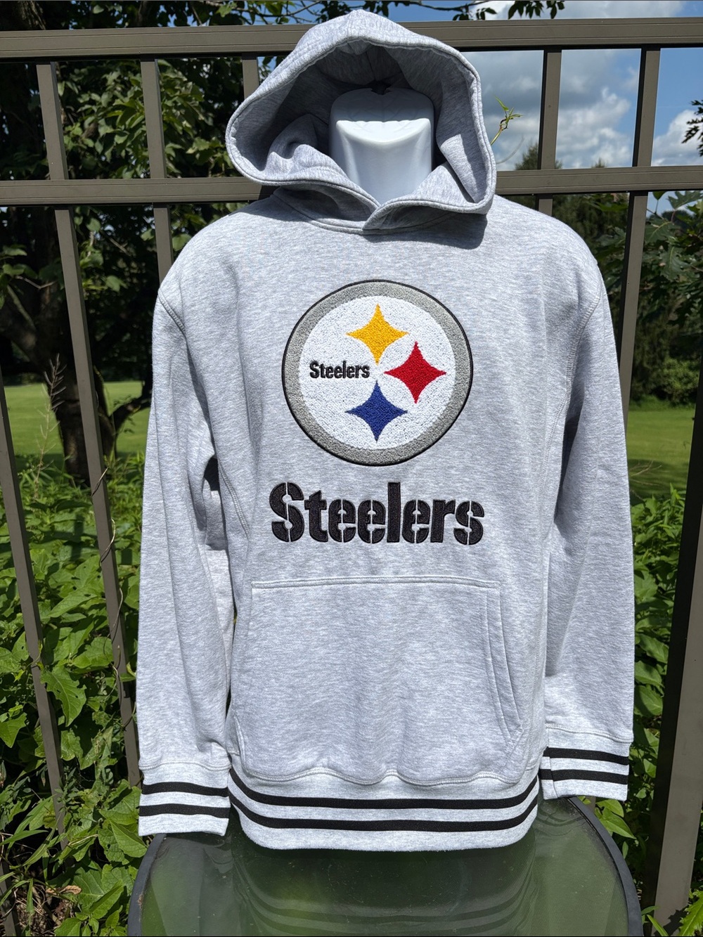 Pittsburgh Steelers Gray Pullover NFL Hoodie with a Team Logo Size Medium